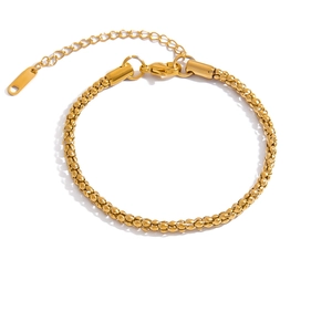 Détail du bracelet chaîne pop-corn plaqué or 18 carats avec fermoir mousqueton