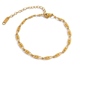 Détail du bracelet cubain plaqué or 18K avec maillons ovales ajourés et fermoir mousqueton