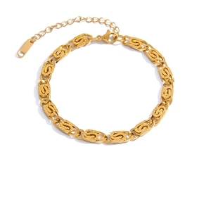 Détail du bracelet gourmette plaqué or 18 carats avec fermoir mousqueton et chaîne d'extension
