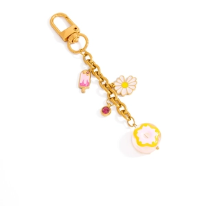 Détail d'une chaîne plaquée or 18K avec breloques émaillées en glace, donut et marguerite