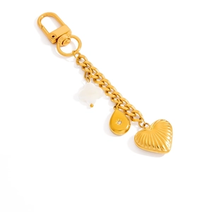 Détail du fermoir mousqueton plaqué or 18K avec pendentifs trèfle, goutte et grand cœur