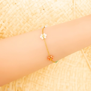 Bracelet chic en acier inoxydable plaqué or 18 carats avec fleurs colorées et perles