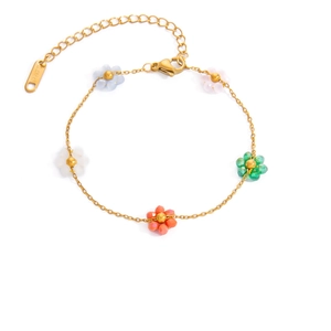 Détail du bracelet plaqué or 18 carats avec pendentifs fleurs en perles colorées