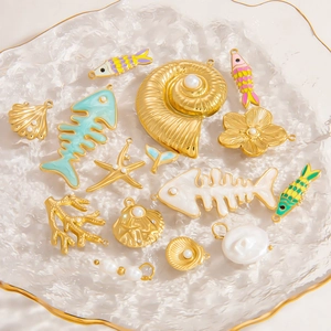 Pendentifs océan plaqués or 18K avec émail coquillage corail et détails en perles