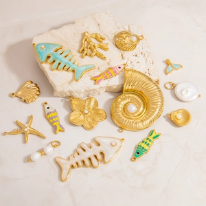 Pendentifs sur le thème marin plaqués or 18K avec arêtes de poisson et perles