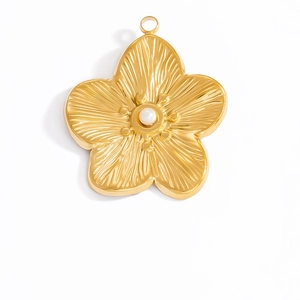 Pendentif fleur plaqué or 18 carats avec pétales texturés et perle centrale blanche