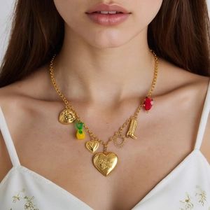Collier en acier inoxydable plaqué or 18 carats avec divers pendentifs thème océan