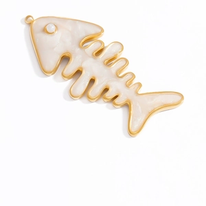 Détail du pendentif arête de poisson doré 18K avec incrustation marbre et perle œil