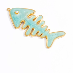 Détail d'un pendentif arête de poisson plaqué or 18 carats avec résine bleue et perle