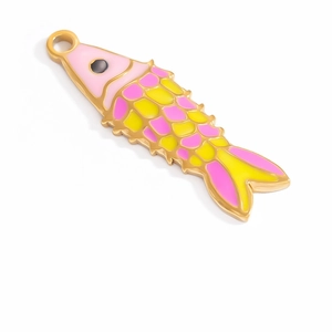 Détail d'un pendentif poisson plaqué or 18K avec émail rose et jaune vif brillant