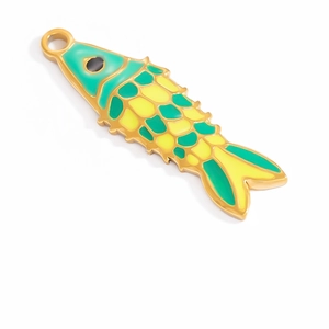 Vue macro du pendentif poisson en émail jaune et vert sur base plaquée or 18K