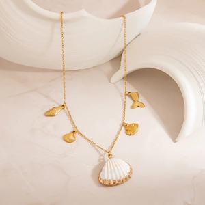 Collier océan en acier inoxydable plaqué or 18 carats avec pendentifs coquillages