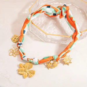 Collier en foulard de soie avec breloques dorées 18K comme étoile de mer et fleur