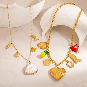 Collier océan en acier doré 18K avec coquillage et bracelets aux breloques de cœur