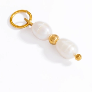Gros plan détaillé du pendentif en perles baroques avec accents en or 18 carats et anneau