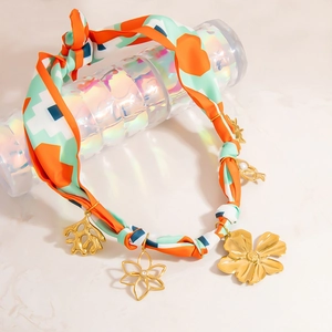 Collier foulard en soie coloré avec pendentifs fleurs plaqués or 18K sur support