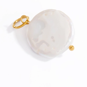 Détail du pendentif perle d'eau douce baroque avec perle et bélière plaquées or 18 carats