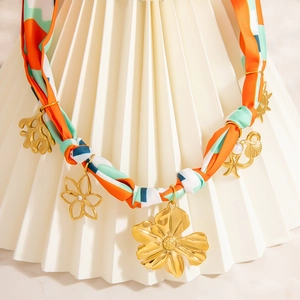 Collier foulard en soie coloré avec pendentifs fleurs et coraux plaqués or 18 carats
