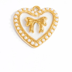 Elegante ciondolo a cuore placcato oro 18K con smalto bianco, perle e dettaglio a fiocco