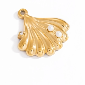 Détail du pendentif coquillage en or 18 carats orné de perles et de zircons fins