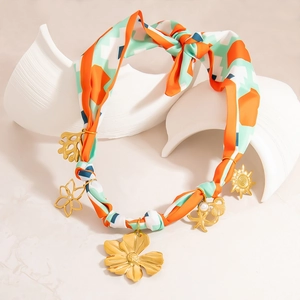 Collier en foulard de soie coloré avec pendentifs fleurs en or 18 carats et étoiles de mer