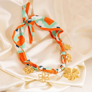 Collier foulard en soie bohème avec pendentifs fleurs et coquillages dorés 18K