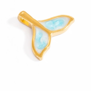 Détail d'un pendentif queue de baleine dorée avec incrustation d'émail bleu et blanc