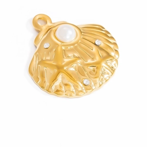 Vue macro détaillée d'un pendentif coquillage plaqué or 18K avec perle et strass fins