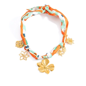 Collier en foulard de soie bohème avec fleurs dorées 18K et pendentifs étoiles