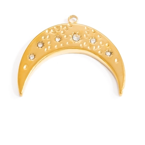 Dettaglio del ciondolo a mezzaluna in oro 18K con zirconi a stella e texture martellata lucida