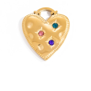 Dettaglio di un ciondolo a cuore in oro martellato con gemme colorate e incisione a stella