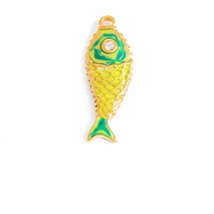 Dettaglio di un ciondolo a forma di pesce dorato con smalto giallo-verde e cristallo
