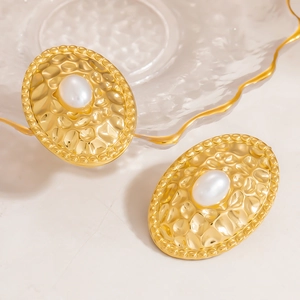 Pendientes ovalados vintage bañados en oro 18K con textura martillada y perla central