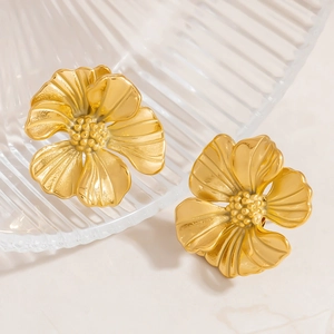Elegantes pendientes de girasol bañados en oro de 18K con pétalos de flores texturizados