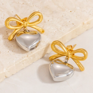 Pendientes de nudo bañados en oro de 18K con colgantes de corazón plateado