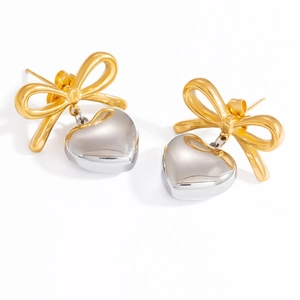 Elegantes pendientes de lazo chapados en oro con colgantes de corazón de plata pura
