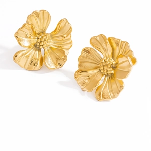 Primer plano de pendientes de girasol dorados con textura retro y diseño floral vintage