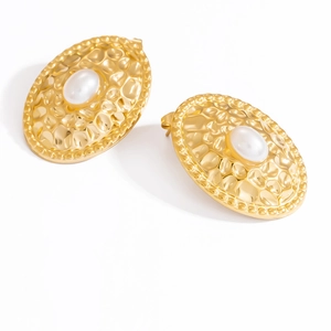 Detalle de pendientes ovalados chapados en oro de 18K con textura martillada y perla