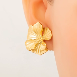 Detalle de pendiente de flor bañada en oro 18K con textura cepillada en los pétalos
