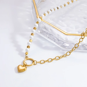 Élégant collier plaqué or 18 carats avec perles synthétiques et pendentif cœur poli