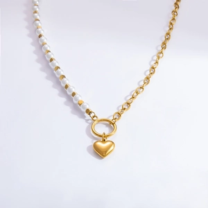 Collier asymétrique élégant plaqué or 18 carats avec perles blanches et pendentif cœur