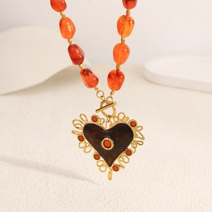 Vintage hartketting met bruine hars hanger en oranje kralen in 18K goudkleurige afwerking