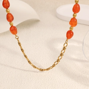 Retro 18K vergulde roestvrijstalen ketting met oranje harskralen en hartvormig detail