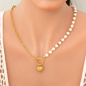 Collier de perles élégant avec chaîne dorée asymétrique et pendentif cœur poli femme