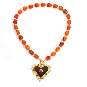 Handgemaakte kralenketting met amberkleurige hars en vintage hart hanger in 18K gouden finish