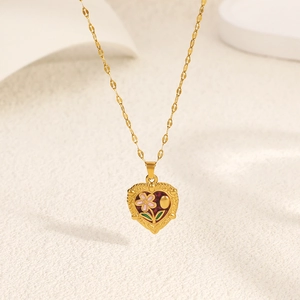 Retro 18K vergulde hartvormige ketting met florale harskralen en vintage gravure afwerking