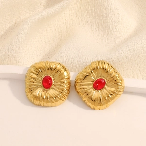 Orecchini vintage francesi placcati oro 18K con gemme ovali rosso scuro e rilievo