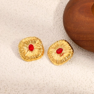 Orecchini vintage dorati concavi con rubino rosso e texture a raggiera
