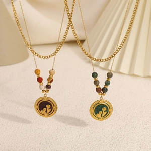 Collier double couche vintage plaqué or 18 carats avec perles colorées et médaille florale