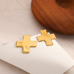 Orecchini a perno a croce irregolari minimalisti con texture martellata e placcatura in oro 18k